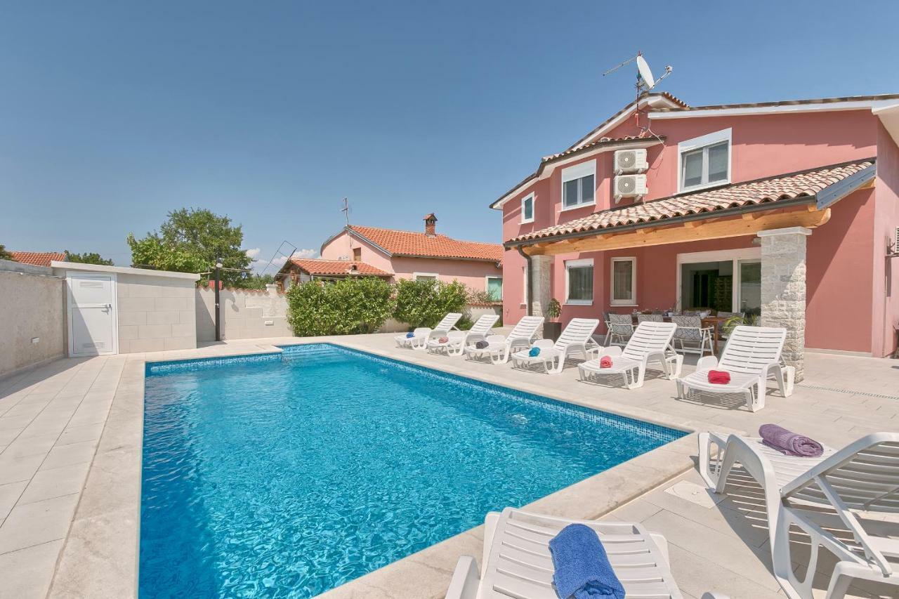 Holiday Home Nikol بولا المظهر الخارجي الصورة